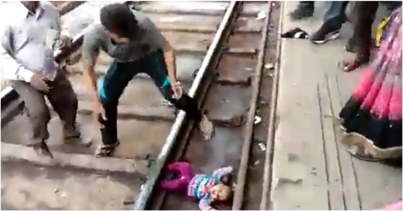Упавшая под движущийся поезд годовалая девочка чудом осталась жива