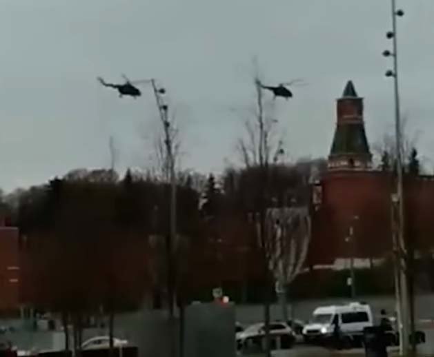 Озадачили: с территории московского Кремля поднялись в небо два Ми-8