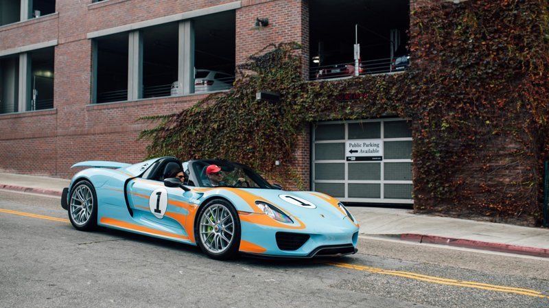 7. Оранжево-голубая фирменная раскраска Gulf. Кто "носил" гоночную ливрею лучше? Porsche... 
