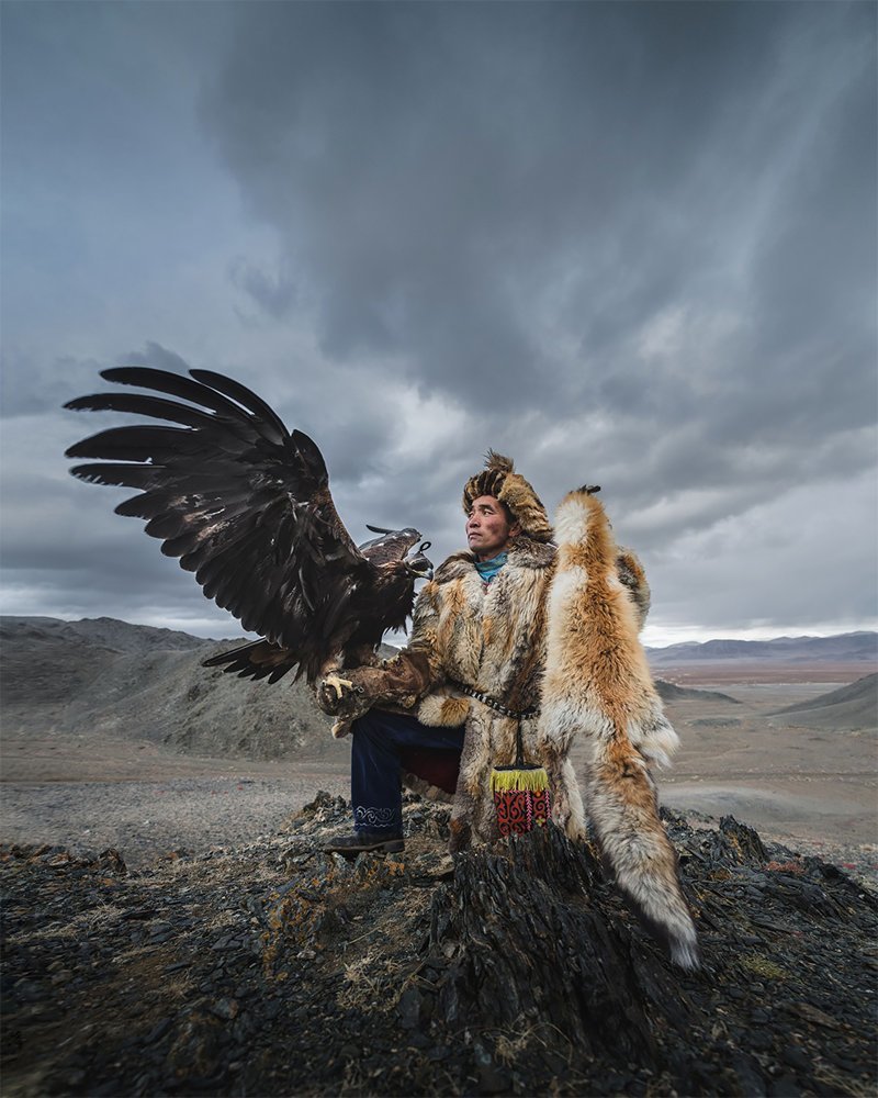 Монгольские охотники с беркутами: потрясающая связь между человеком и птицей