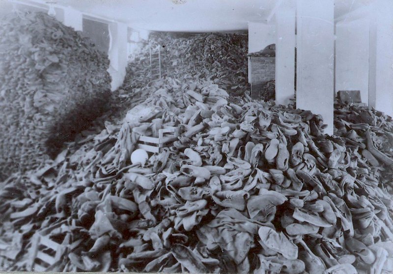12. Один из складов, заполненный до потолка ботинками жертв. Освенцим, Польша, 1944 год