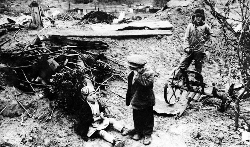 22. Три российских сироты в конце 1942 года, которые стоят на развалинах своего дома