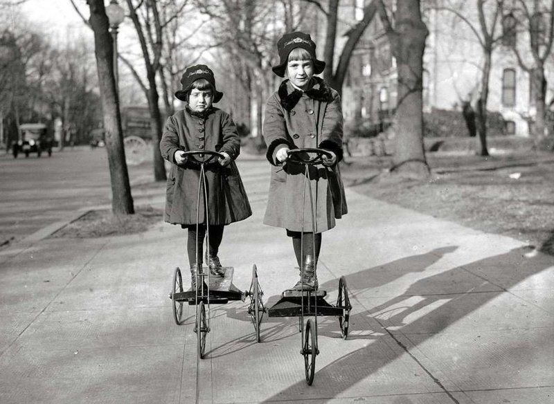 5. Трехколесные самокаты с ножным приводом. Фото сделано в Вашингтоне в 1920 году