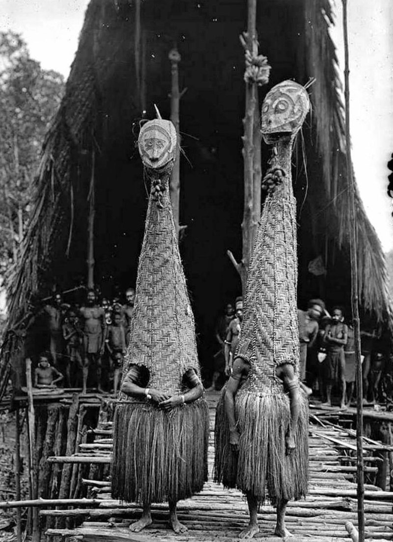 16. В таких костюмах перед мужским домом в деревне Товей, Папуа-Новая Гвинея, выступали танцоры в 1921 году