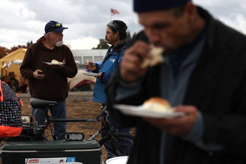 Жители Калифорнии, спасшиеся от пожара, отмечают День благодарения в палатках