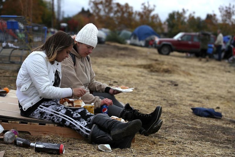 Жители Калифорнии, спасшиеся от пожара, отмечают День благодарения в палатках