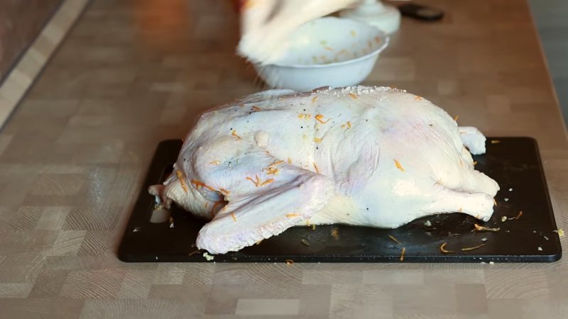 Фаршированная утка с хрустящей корочкой в духовке