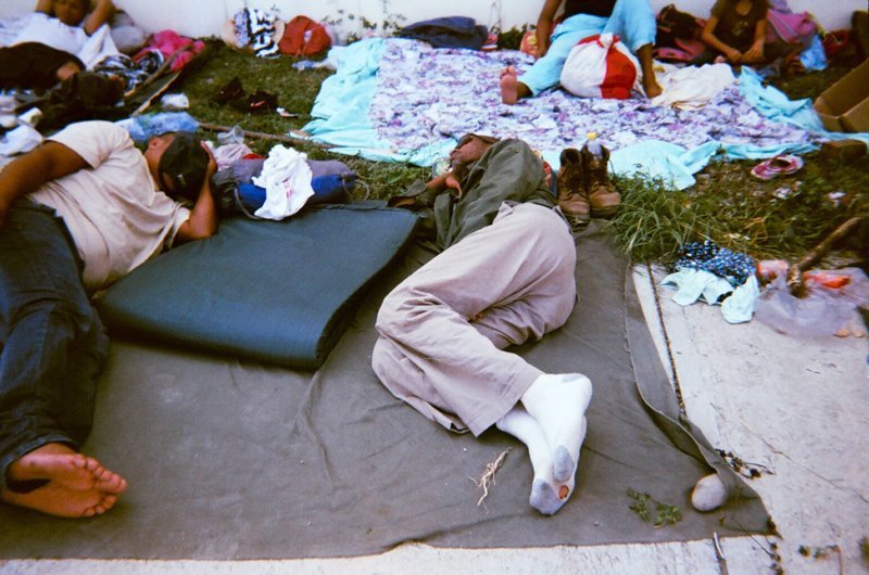 Беженцы, спящие возле недостроенного автовокзала в Хучитане, Оахака