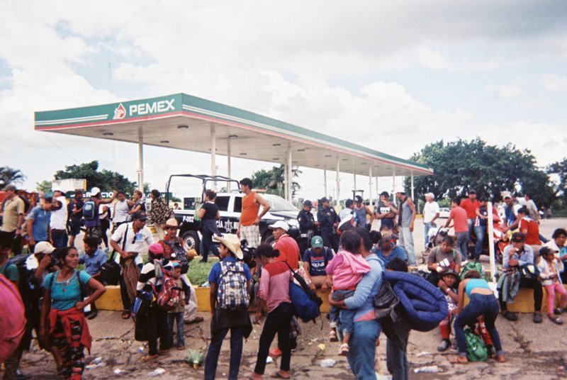 Люди в Исла в мексиканском штате Веракрус отдыхают на заправочной станции и одновременно ловят машины