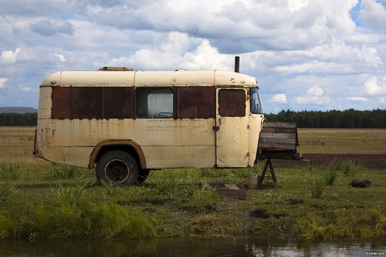 Автобус паз в селе. Автобус в селе. Деревенский автобус. Автобус в деревне. Сельский пазик.