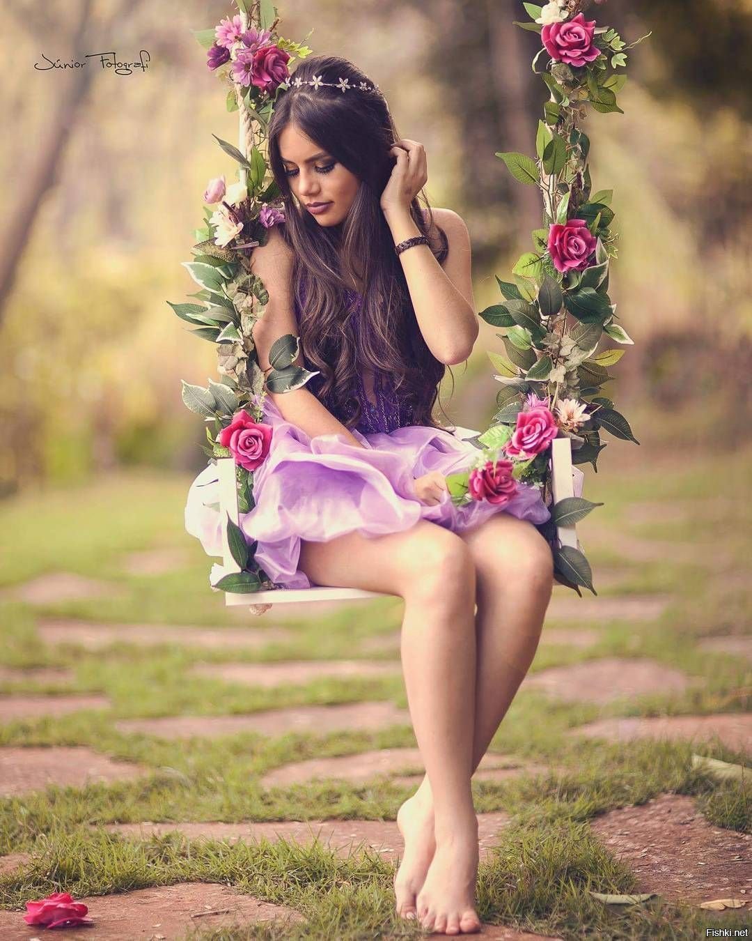 Девушка на цветочных качелях