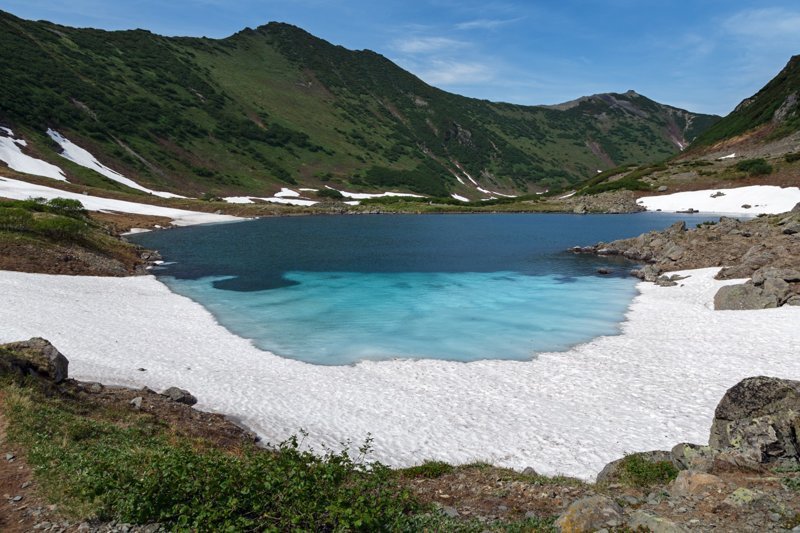 Живописные Голубые озера расположились в горах, на высоте около 800 метров. Озера имеют голубые, зеленые и фиолетовые оттенки, за что и получили свое название. Их соединяют небольшие ручейки, а из последнего озера вытекает небольшая речушка Половинка