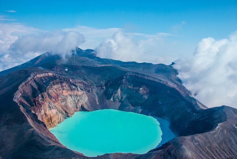 Камчатка — край вулканов, поэтому здесь вы найдете большое количество кислотных озер. Самые известные и красивые — в кратерах действующих вулканов Горелый и Малый Семячик.