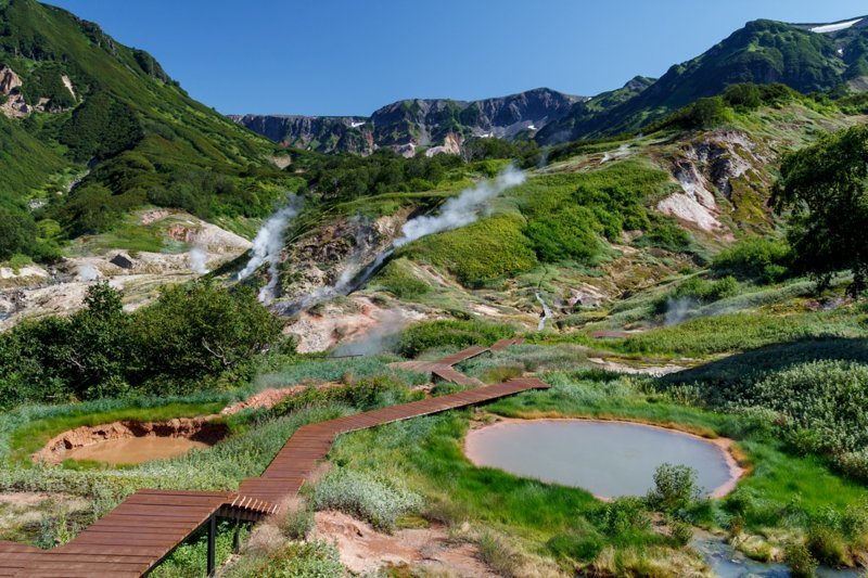 Долина Гейзеров — единственное в Евразии и одно из самых больших гейзерных полей в мире. Именно это место можно назвать главной достопримечательностью Камчатки. Место, доступное только тем, кто отправился на вертолетную экскурсию. Гейзеры, горячие ис
