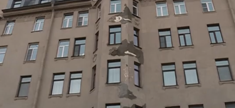 Управляющая компания в Петербурге реставрировала обрушившуюся лепнину монтажной пеной
