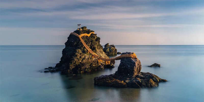 Меото Ива, священные "обрученные" скалы у берегов Японии