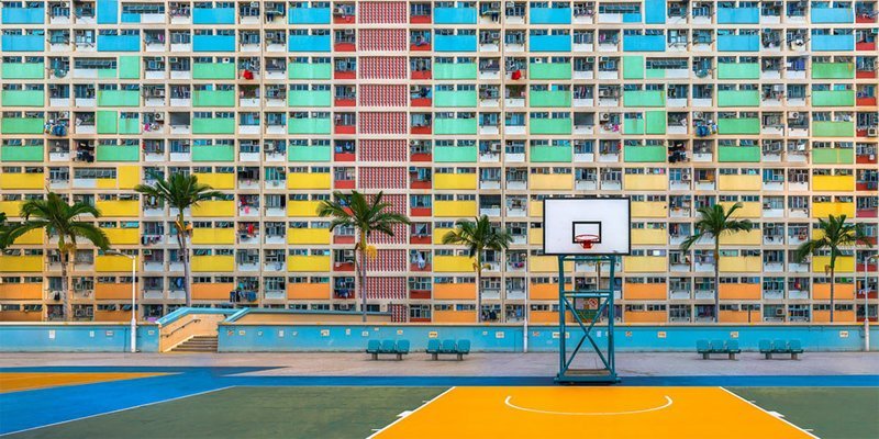 Яркая, но пустынная спортплощадкак в микрорайоне Чой Хунг, Гонконг