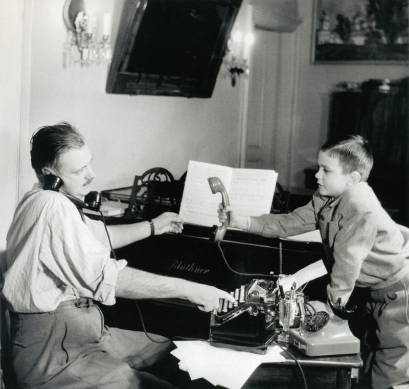 14. Писатель Сергей Михалков с сыном Никитой, 1952 г.