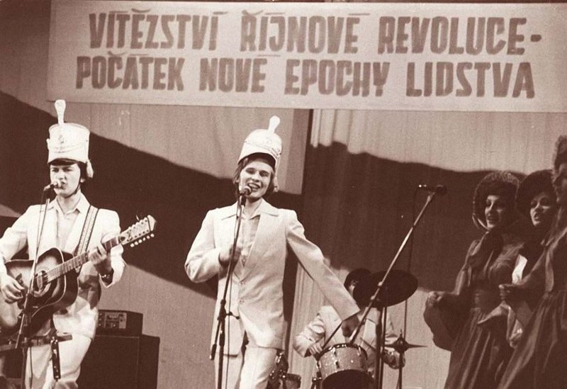 13. Александр Малинин в составе ВИА «Поют гитары» исполняет песню «Аты-баты». Чехословакия, 1979 г.