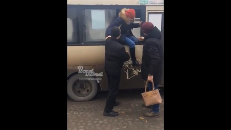 В Ростове пассажиры выходили из старой маршрутки через окно