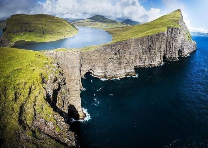 Озеро над океаном сорвагсватн на фарерских островах