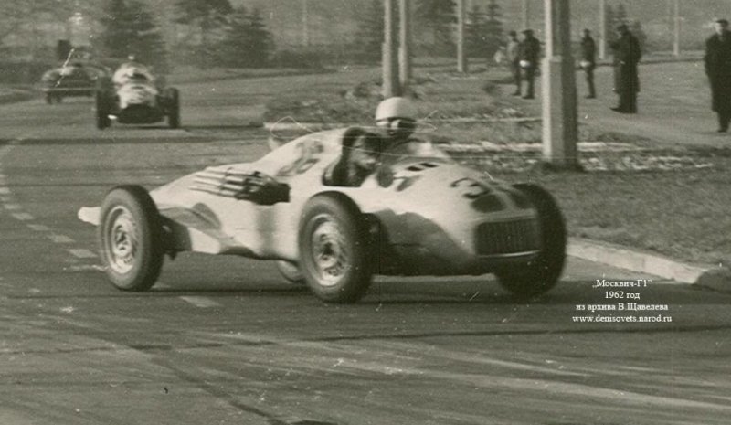 Вот так выглядели гоночные соревнования в СССР в то время. На фото — заднемоторный (!) «Москвич» с 1-литровым двигателем