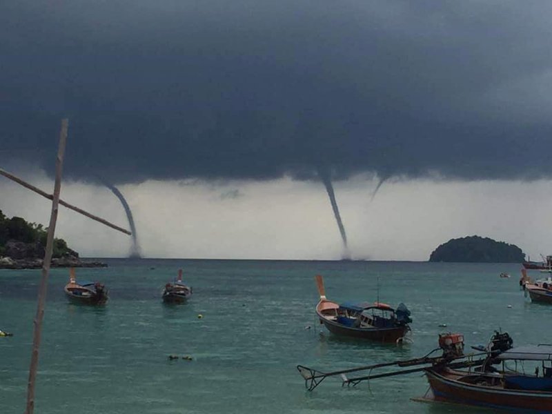 Люди стали собираться на пляже острова Ко Липе, расположенном на юге Таиланда, когда к нему начали приближаться тёмно-серые грозовые облака