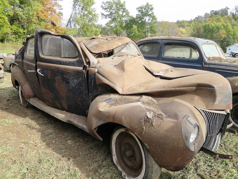 Еще одна жертва обрушения — помятый Ford Sedan 1940 года