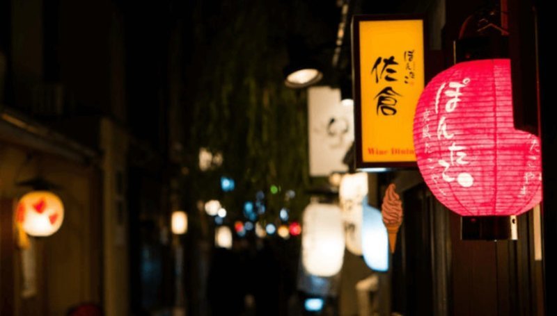 6. В клубах Японии разрешается танцевать после полуночи только при включенном свете