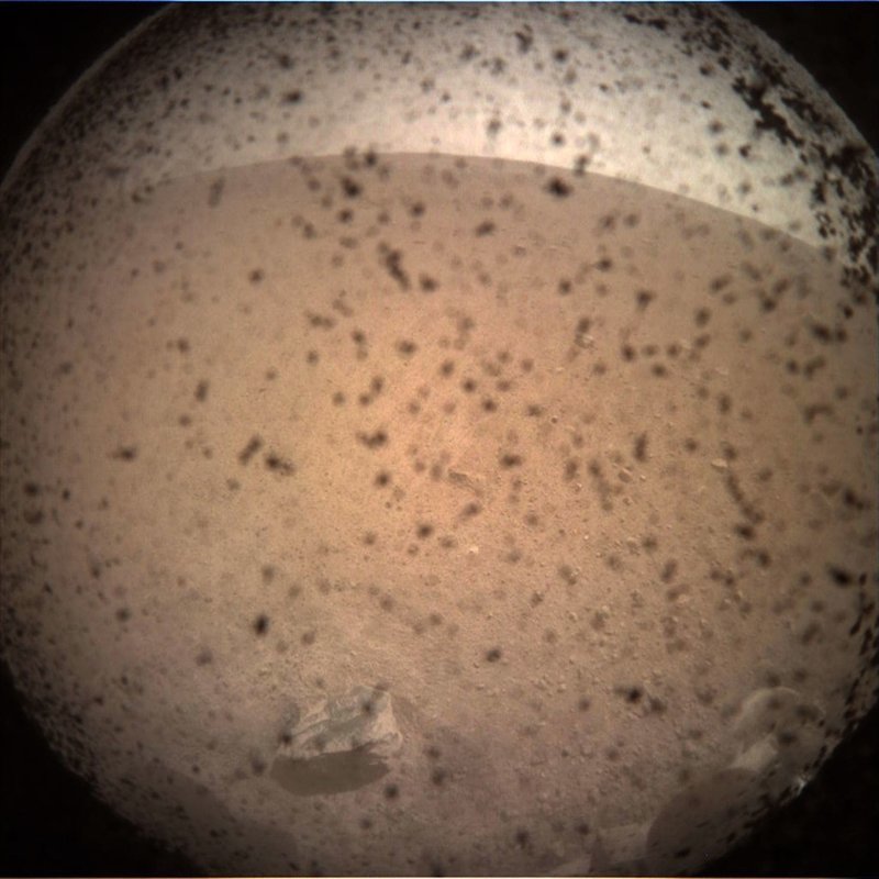 Первое изображение поверхности Марса, полученное зондом InSight