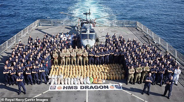 Грандиозное зрелище: экипаж миноносца HMS Dragon и 148 мешков с гашишем