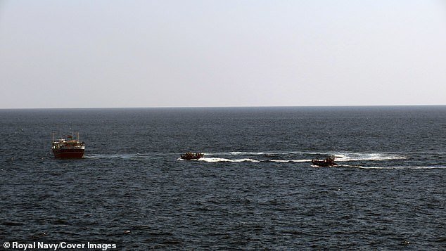 На снимке: катера с миноносца приближаются к подозрительному кораблю