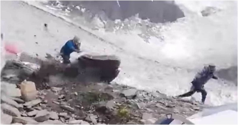 Швейцарские альпинисты чудом спаслись от летящего через их лагерь огромного валуна