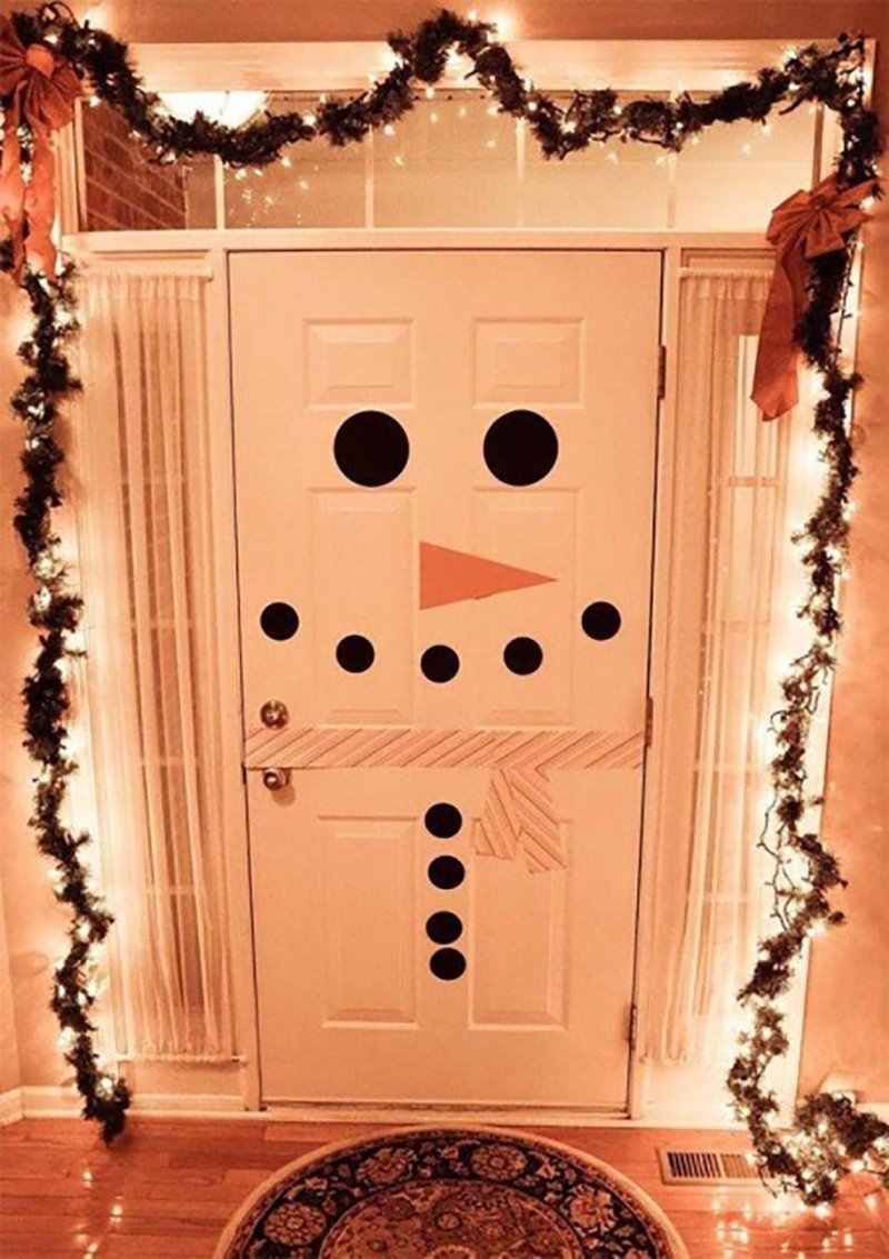 7. Снеговик на двери - и новогоднее настроение готово