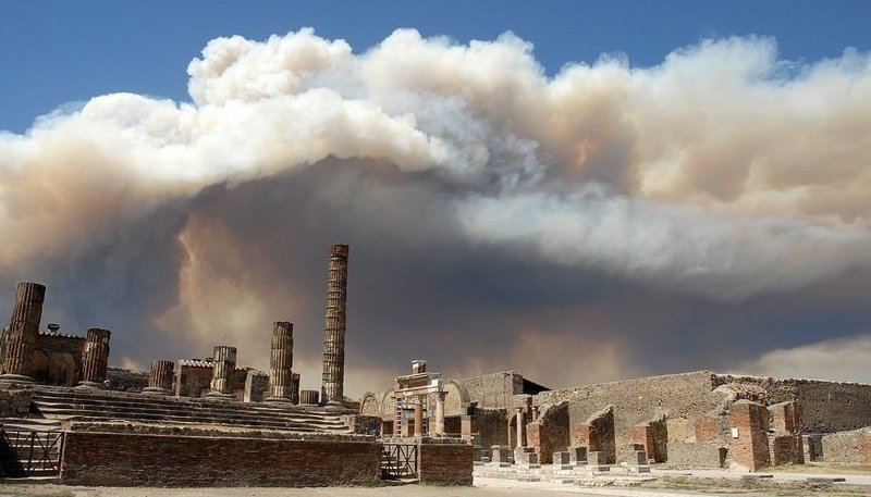 На снимке финалиста Хуана Пабло Ластры клубы дыма от лесного пожара, зависшие над руинами Помпеи, Италия