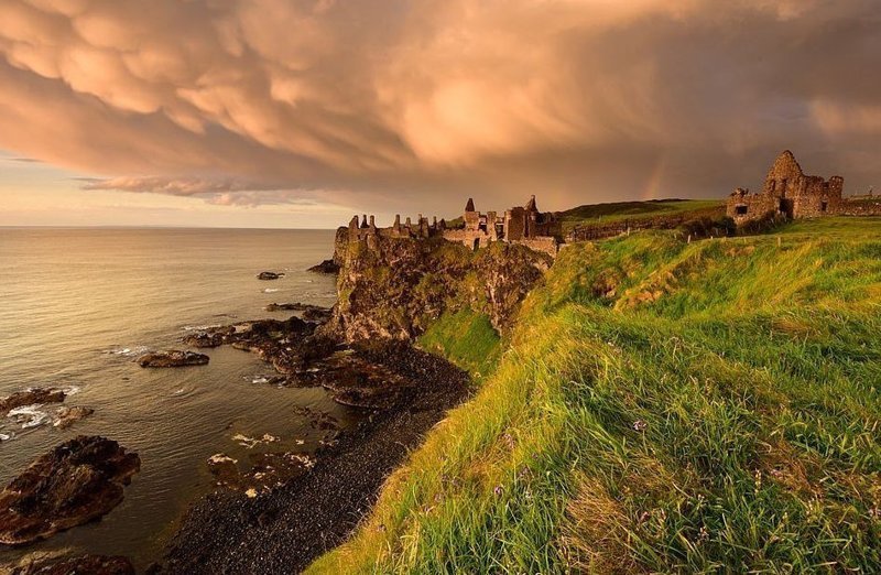 Замок Данлюс, построенный в тринадцатом веке Ричардом де Бургом, Северная Ирландия. Автор: Гленн Майлс