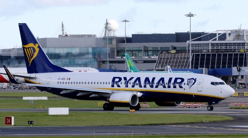 Лоукостер Ryanair выстроил пассажиров в огромные очереди