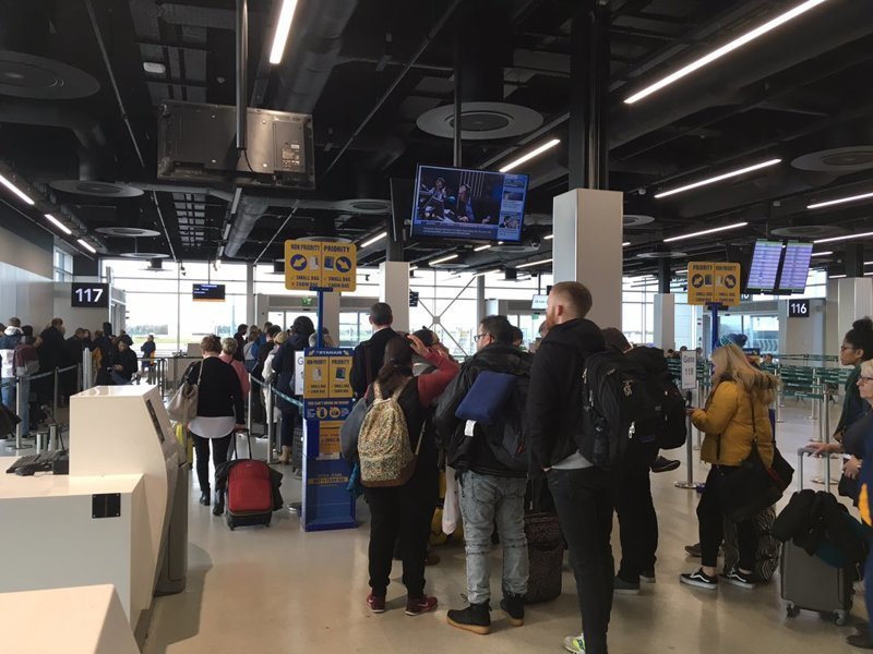 Лоукостер Ryanair выстроил пассажиров в огромные очереди