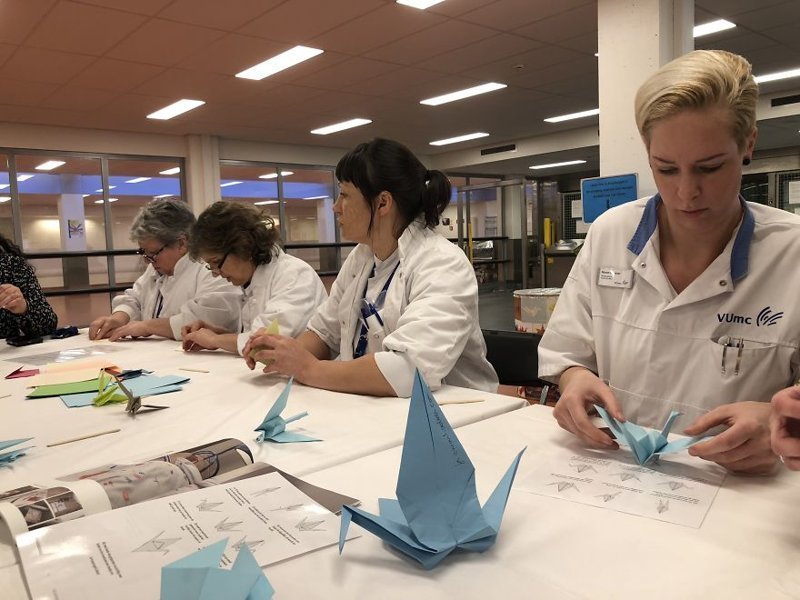 Персонал больницы сделал тысячу бумажных журавликов-оригами