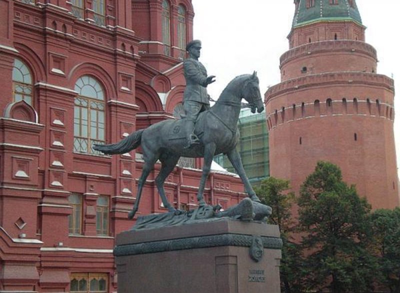 Памятник жукову в москве на красной площади фото