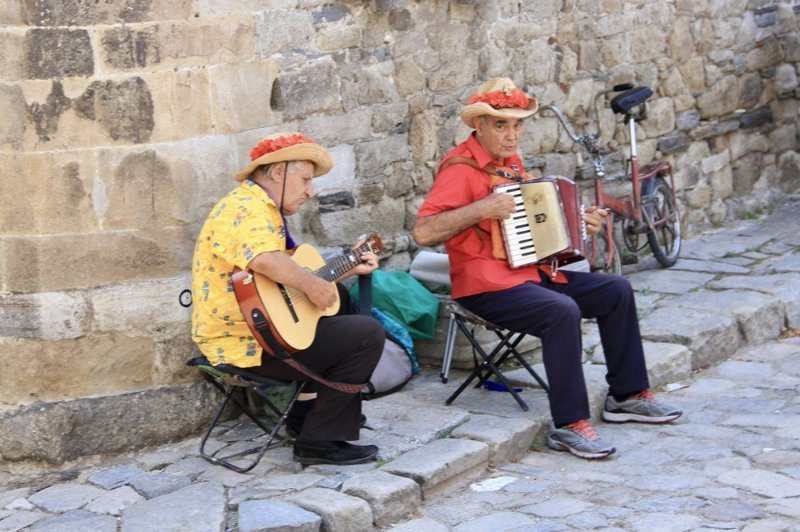 Разумеется, уличные музыканты. Но болгарская музыка звучит редко. Музыканты издалека определяют, какая туристическая группа к ним приближается и играют для них. Вот сейчас они 7.40 исполняют. Да, туристов из Израиля достаточно. Минут за 10 сменилось 