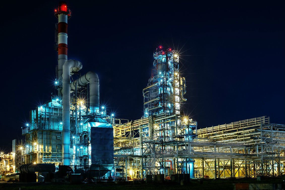 Нефтеперерабатывающий завод Ярославль ночью