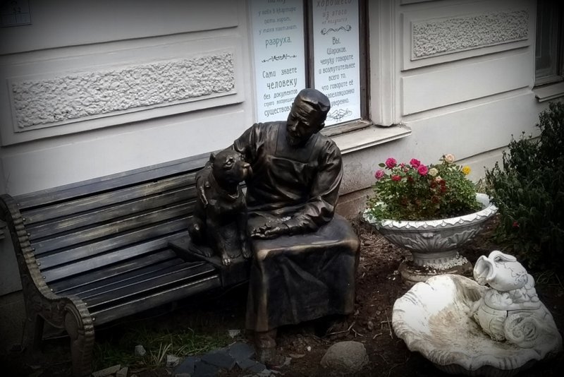 "Собачье сердце" пo-пeтepбypгcки. Памятник Шарику и Профессору