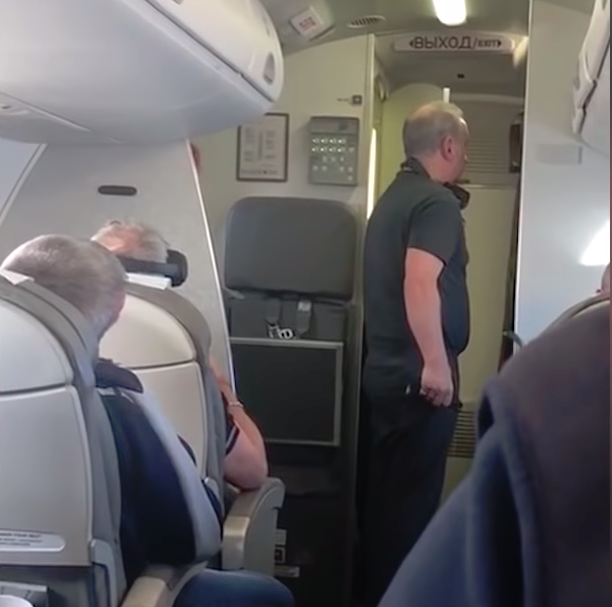 "Бардак, просто бардак!": лидер группы "Чайф" разругался со стюардессами из-за жары в самолете