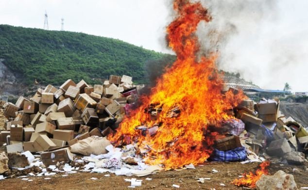 В Тегеране было уничтожено около 400 тонн незаконно ввозимых товаров, в том числе продовольственных товаров и одежды на сумму 150 млрд. Риалов (около 5 млн. Долларов США