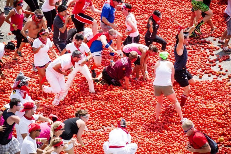 И фестиваль Томатина в Испании - томатов здесь уничтожается больше, чем съедено и произведено на экспорт