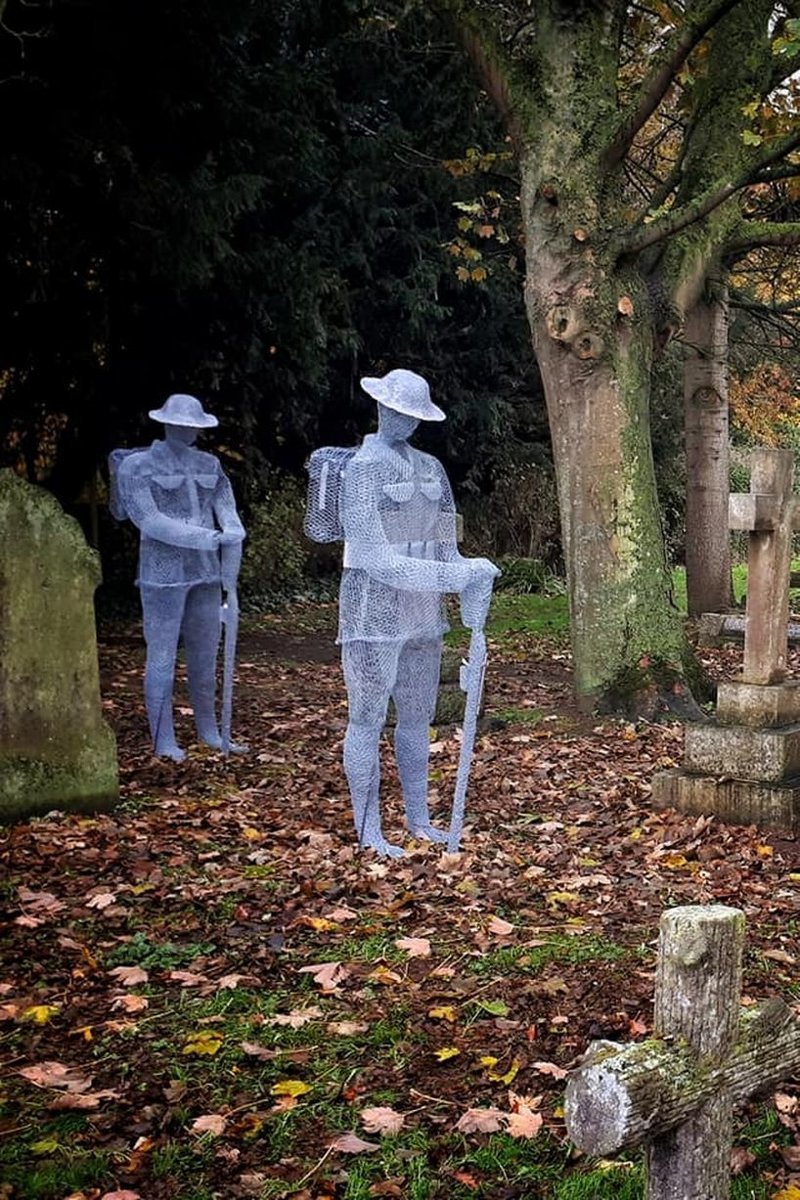 «Призрачные» скульптуры на английском деревенском кладбище