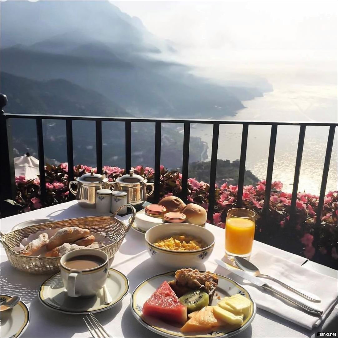 Красивый завтрак с видом на море