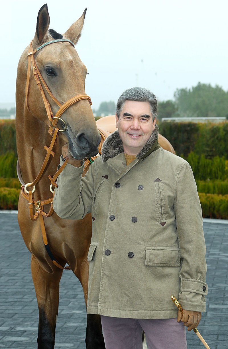 Президент Туркменистана посетил конный комплекс и приступил к написанию новой книги о конях