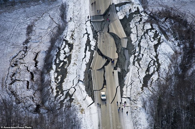 Землетрясение на Аляске: джип пытается проехать по разрушенной дороге